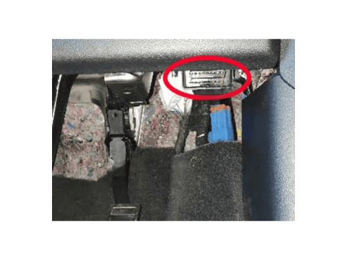 Localisation de la prise de diagnostic OBD entourée en rouge sur Ford Kuga 3 RHD