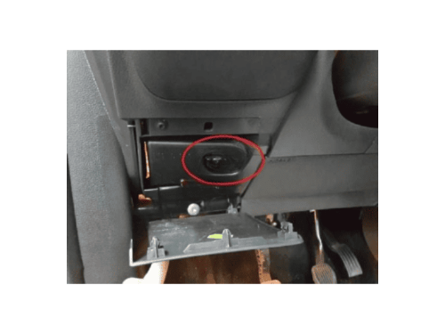 Emplacement de la prise OBD Ford Kuga avec cache plastique ouvert pour diagnostic