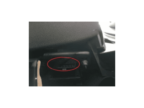 Prise de diagnostic OBD entoure en rouge sous le tableau de bord d une Ford Mondeo 4 RHD