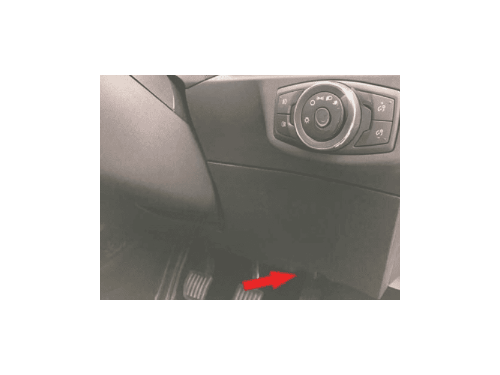 Emplacement de la prise OBD indiqué par une flèche rouge sur une Ford Mondeo 4 RHD