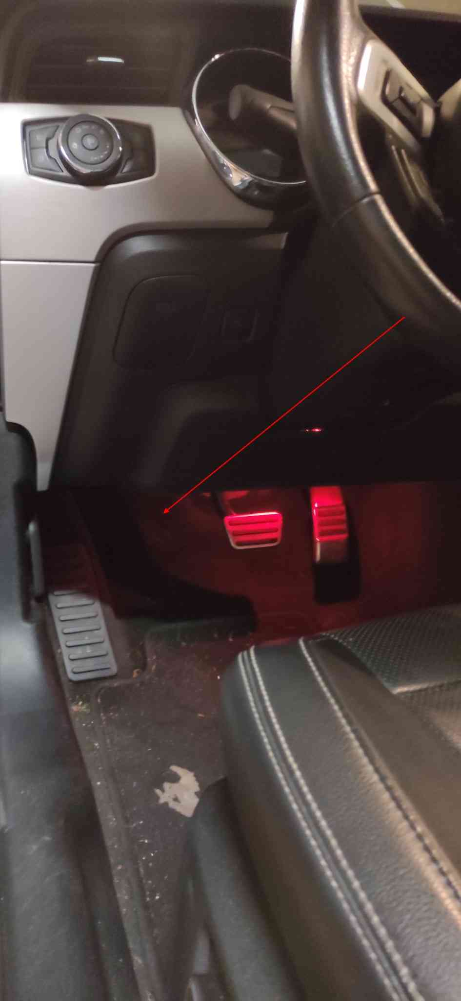 Localisation de la prise de diagnostic OBD sous le tableau de bord d une Ford Mustang