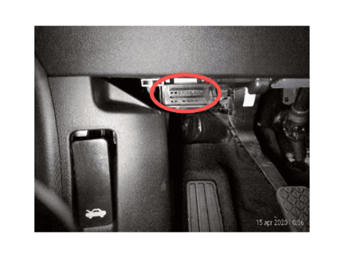 Photo montrant l emplacement de la prise de diagnostic OBD sur une Ford Puma 2