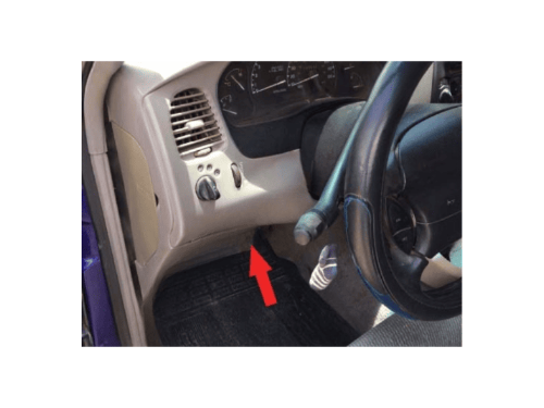 Fleche rouge indiquant l emplacement de la prise OBD sous le tableau de bord d un Ford Ranger 1