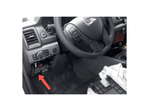 Localisation de la prise de diagnostic OBD sur le tableau de bord d'un Ford Ranger T6