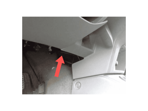 Photo montrant l emplacement de la prise OBD au dessus du pedalier d un Ford Ranger 2