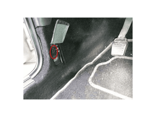 Emplacement de la prise OBD sur une Ford Street Ka pour brancher un diagnostic iCarsoft