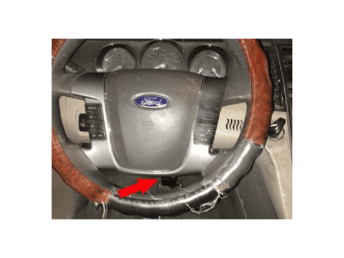 Localisation de la prise de diagnostic OBD2 sous le volant d une Ford Taurus 6