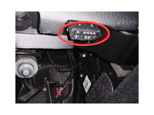 Localisation de la prise de diagnostic OBD entourée en rouge sur une Ford Thunderbird 11