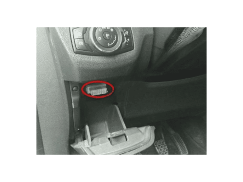Emplacement de la prise de diagnostic OBD entourée en rouge sur une Ford Tourneo Courier