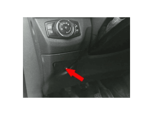 Localisation de la prise de diagnostic OBD sous le vide-poche d'une Ford Tourneo Courier