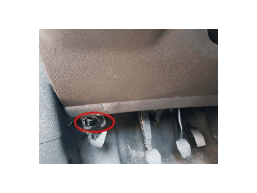Emplacement de la prise OBD en dessous du tableau de bord sur un utilitaire Ford Tourneo