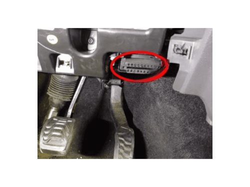 Photo montrant l emplacement de la prise OBD d une Ford Transit Custom RHD entouree en rouge