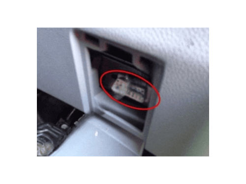 Emplacement de la prise de diagnostic OBD entourée en rouge sur un Ford Transit RHD