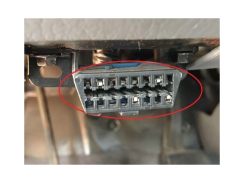Prise de diagnostic OBD de couleur noire entouree de rouge sur une Ford Windstar