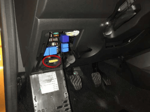 Prise de diagnostic OBD et boîte à fusibles d un Dacia Duster 2