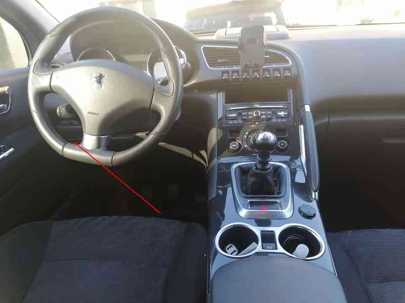 Emplacement de la prise de diagnostic OBD dans l habitacle d une Peugeot 3008 de 2011