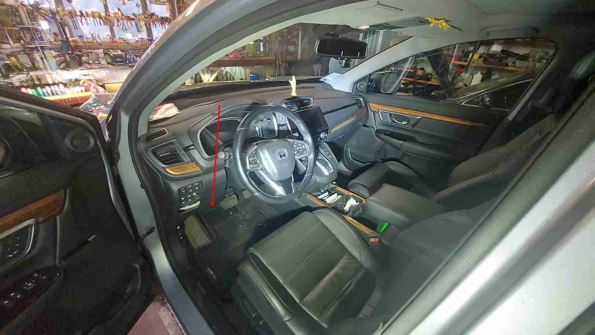 Emplacement de la prise de diagnostic OBD sous le tableau de bord d une Honda CR-V