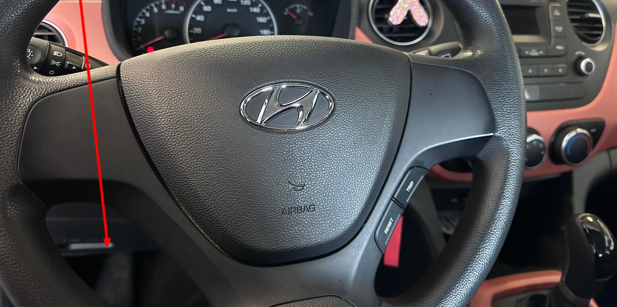 Prise de diagnostic OBD2 sous le volant d une voiture Hyundai i10