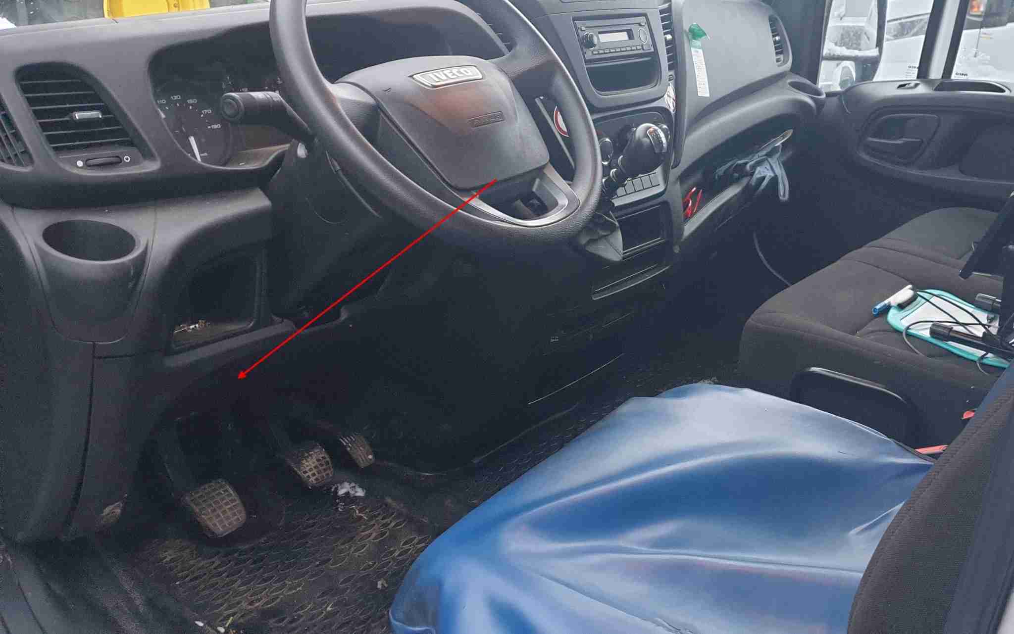 Fleche rouge indiquant l emplacement de la prise obd dans l habitacle d un Iveco Daily