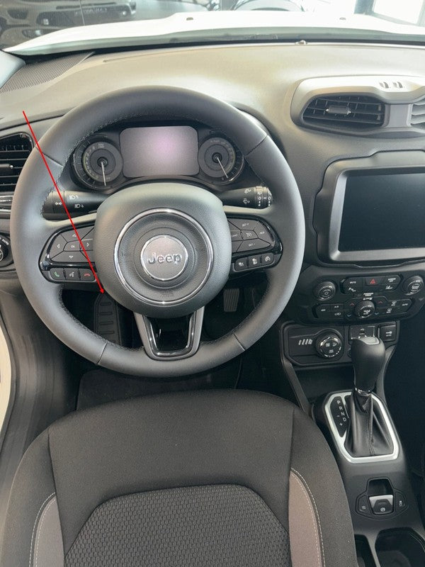 Vue de l habitacle d une Jeep Renegade avec une fleche pointant vers l emplacement OBD