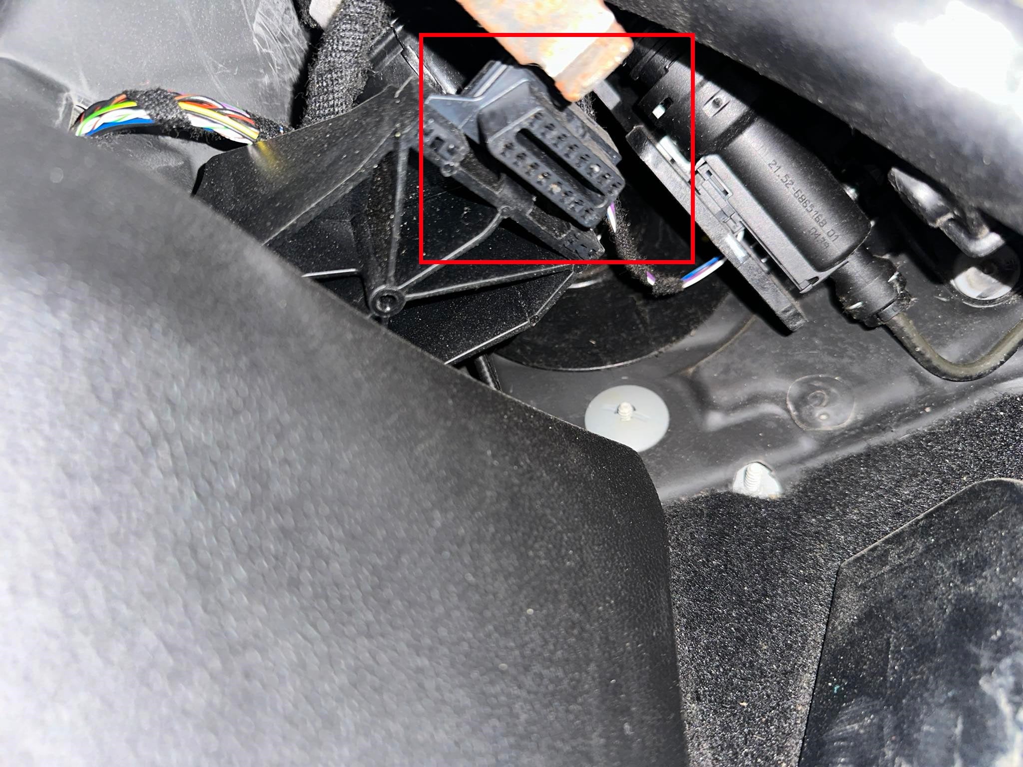 Visualisation de l'emplacement de la prise OBD sous le tableau de bord