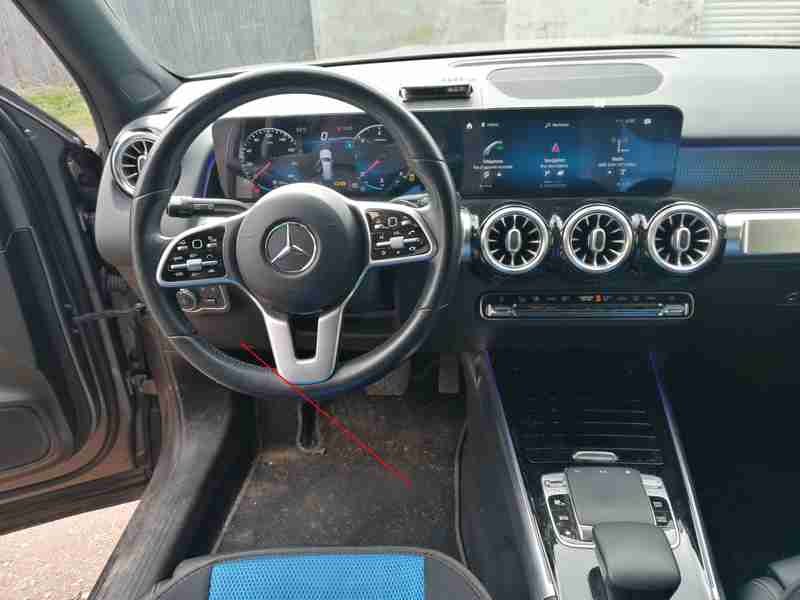 Localisation de la prise de diagnostic OBD2 sous le volant d une Mercedes GLB 200d