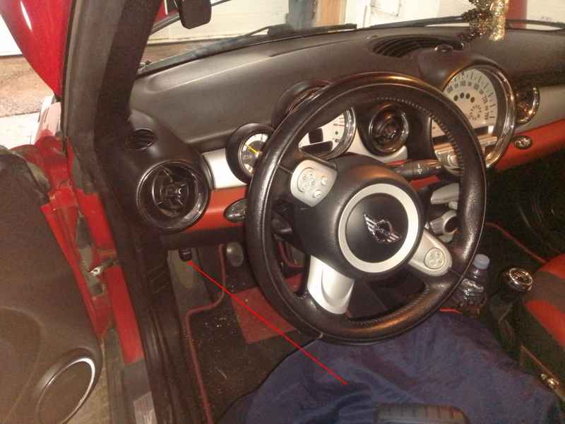 Photo de l habitacle d une Mini Cooper R57 indiquant l emplacement de la prise OBD2