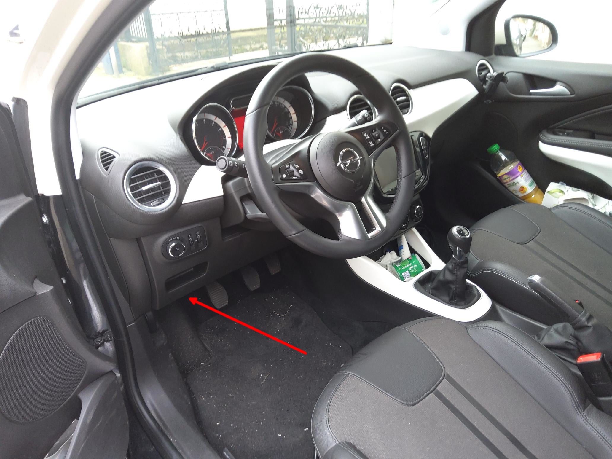 Fleche rouge indiquant l emplacement de la prise OBD sous le tableau de bord d une Opel Adam de 2013