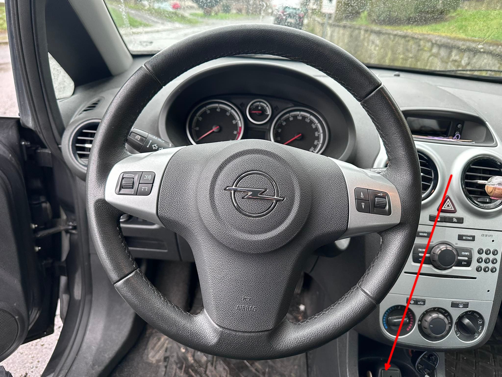 Fleche pointant vers l emplacement de la prise OBD d une Opel Corsa D