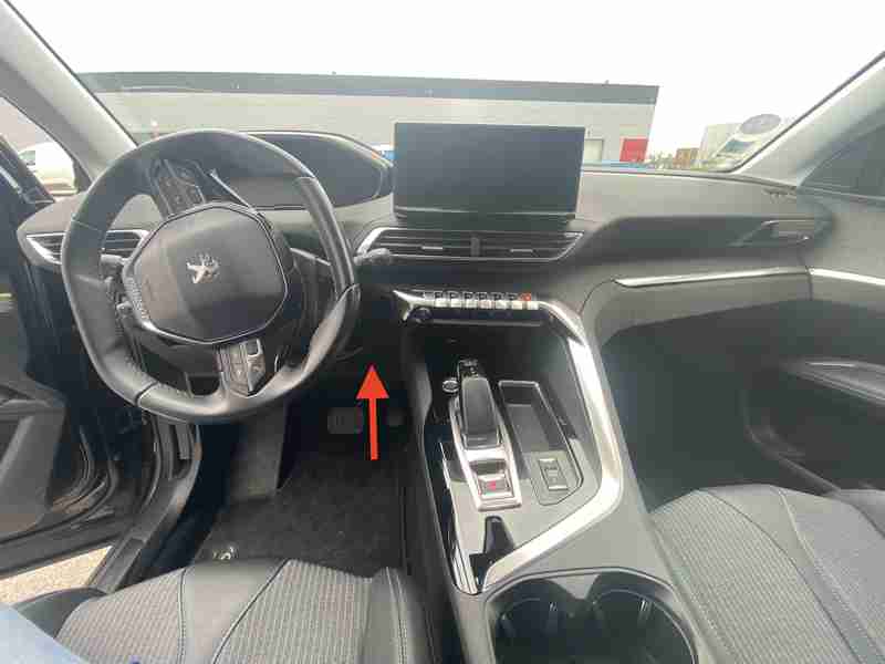 Emplacement de la prise de diagnostic OBD sous le volant d une Peugeot 3008
