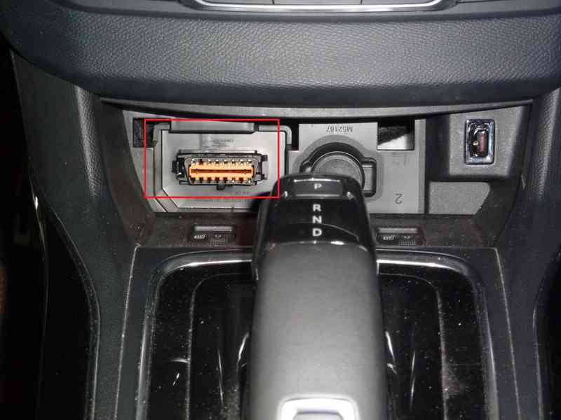 Emplacement de la prise OBD2 de diagnostic sur une Peugeot 308 SW Phase II
