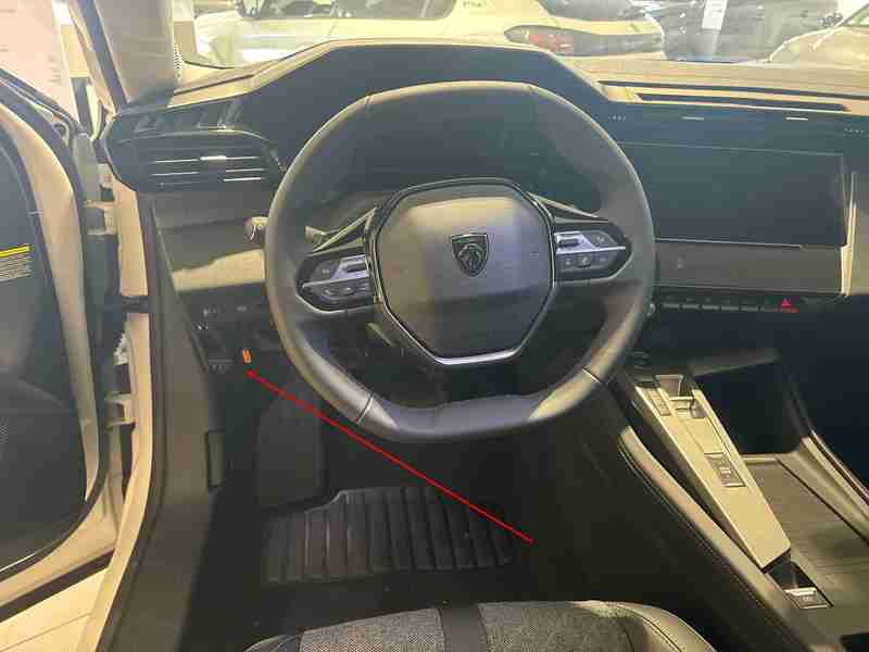 Emplacement de la prise de diagnostic OBD sous le volant d une Peugeot 408