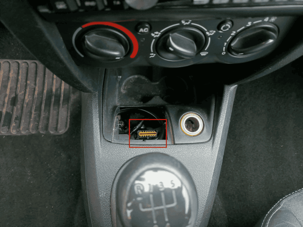 Emplacement de la prise de diagnostic OBD jaune dans une Renault Clio 2