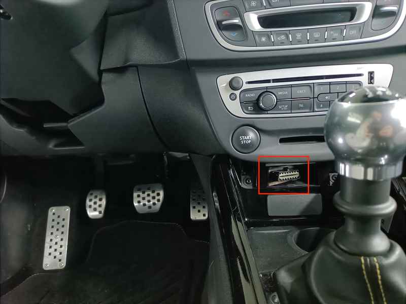 Emplacement de la prise OBD2 sur la console centrale d une Renault Megane 3 RS