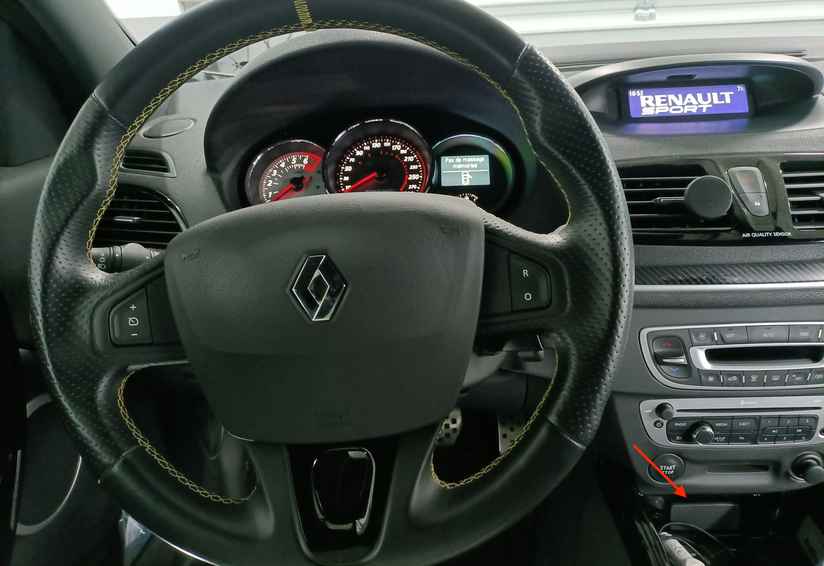 Emplacement de la prise de diagnostic OBD2 dans l habitacle d une Renault Megane 3 RS