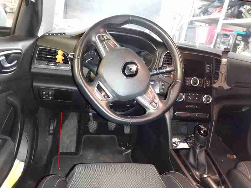 Emplacement de la prise OBD sous le tableau de bord d une Renault Megane 4