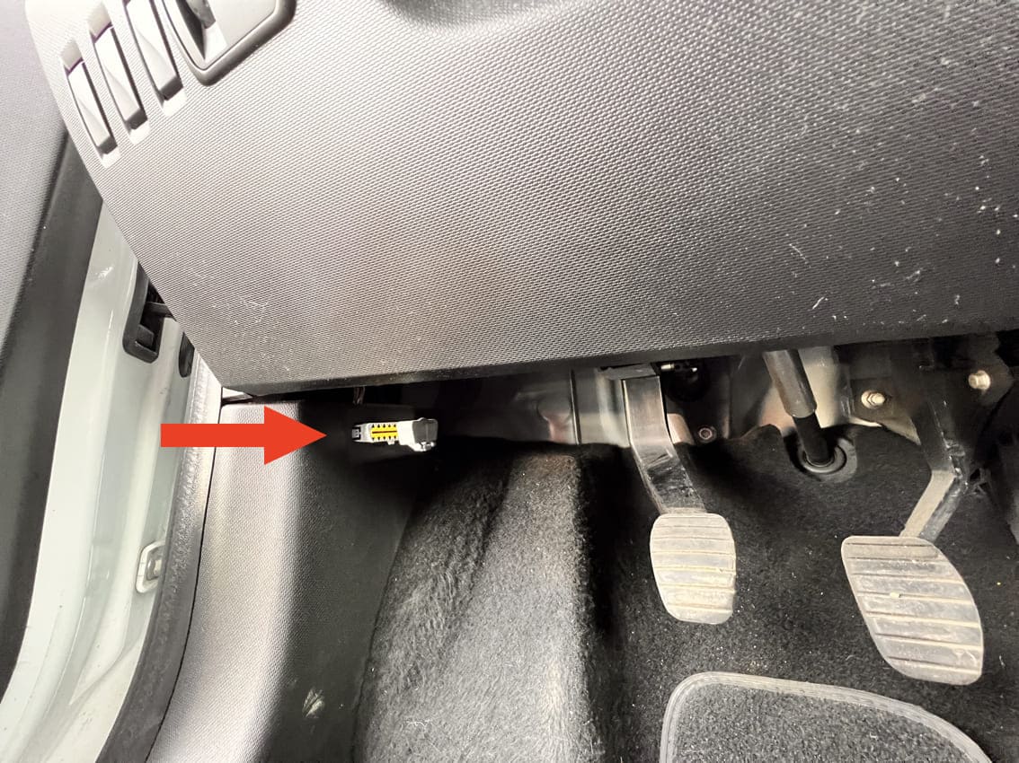 Localisation de la prise de diagnostic OBD sous le tableau de bord de la Renault Twingo 3