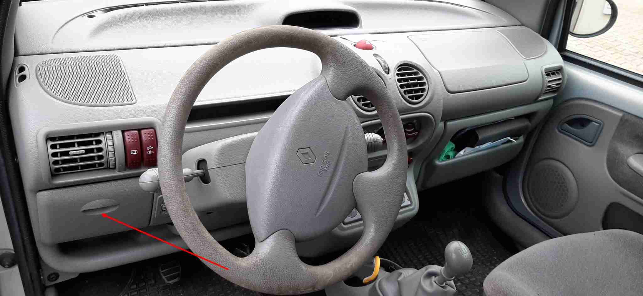 Photo de l habitacle d une Renault Twingo 1 indiquant l emplacement de la prise OBD2