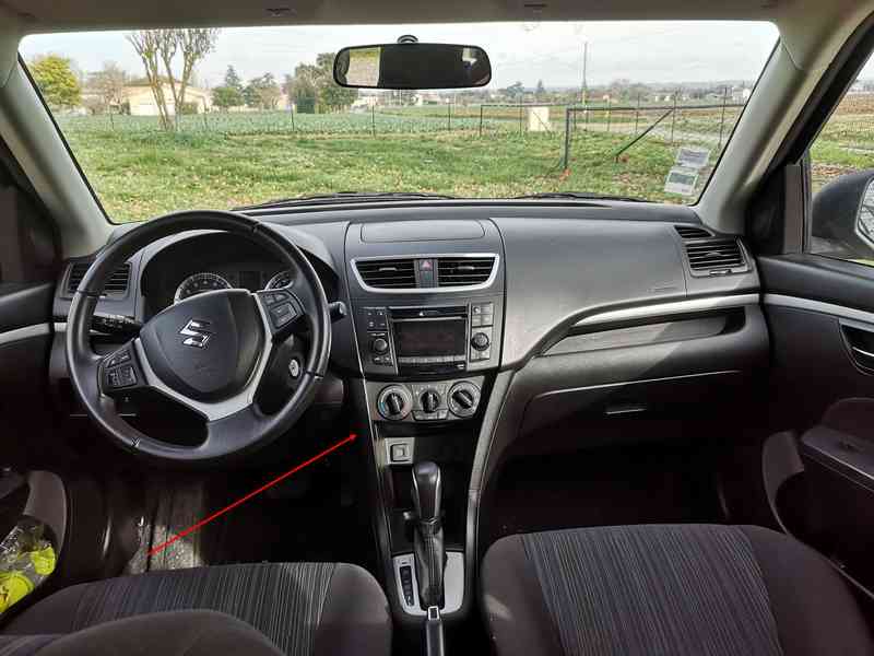 Localisation de la prise de diagnostic OBD2 dans l'habitacle d'une Suzuki Swift 2