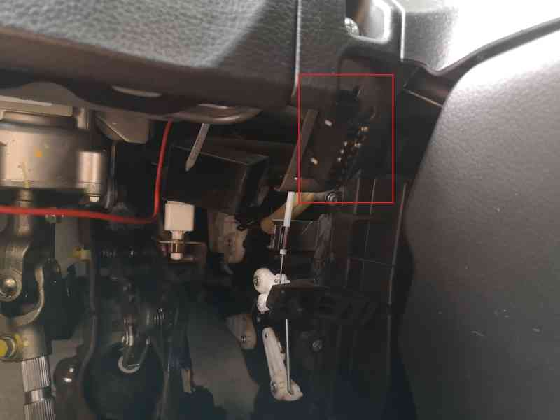 Localisation de la prise de diagnostic OBD sous le tableau de bord d une Suzuki Swift