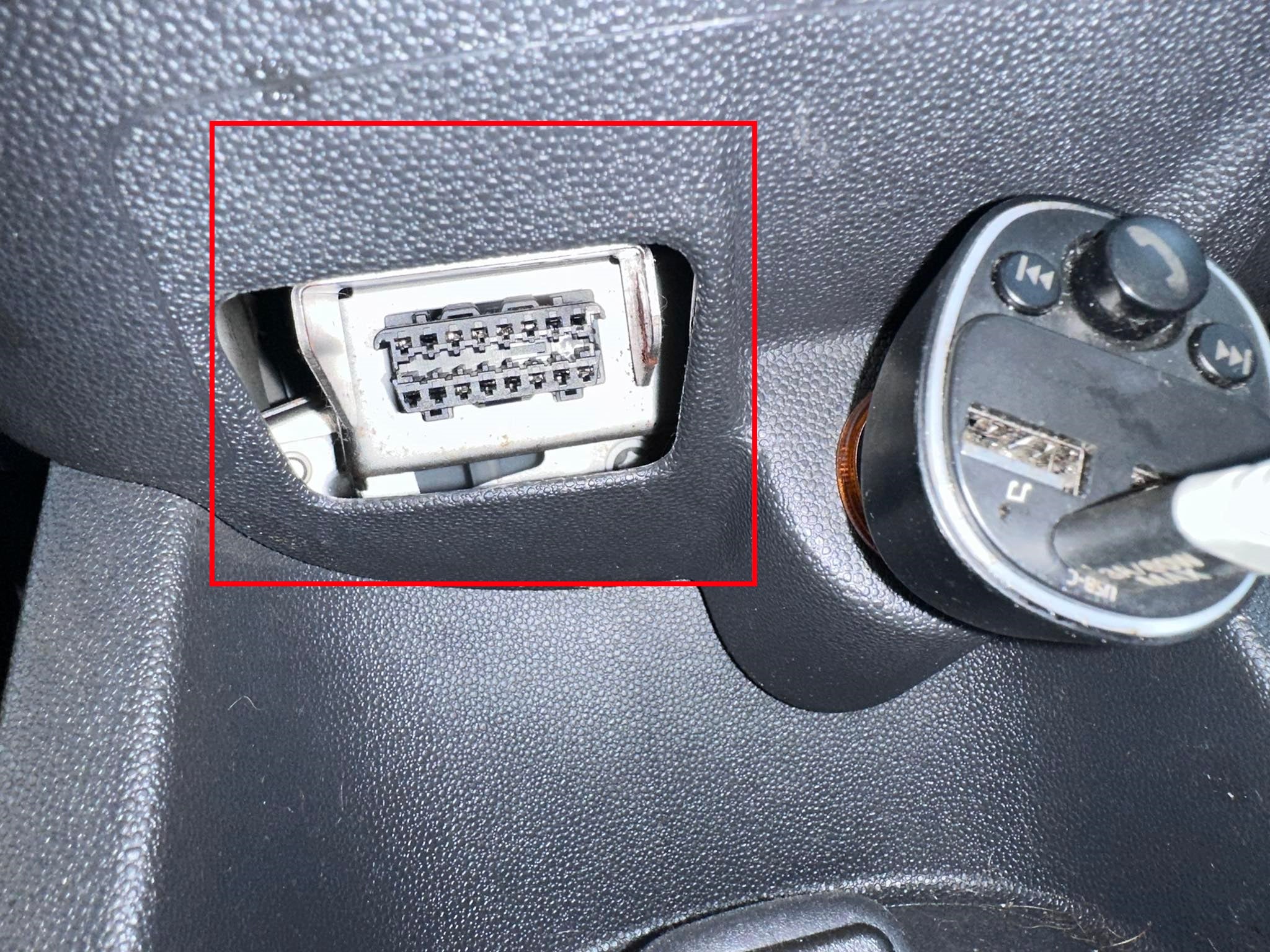 Gros plan sur l emplacement de la prise OBD2 femelle de diagnostic dans une voiture