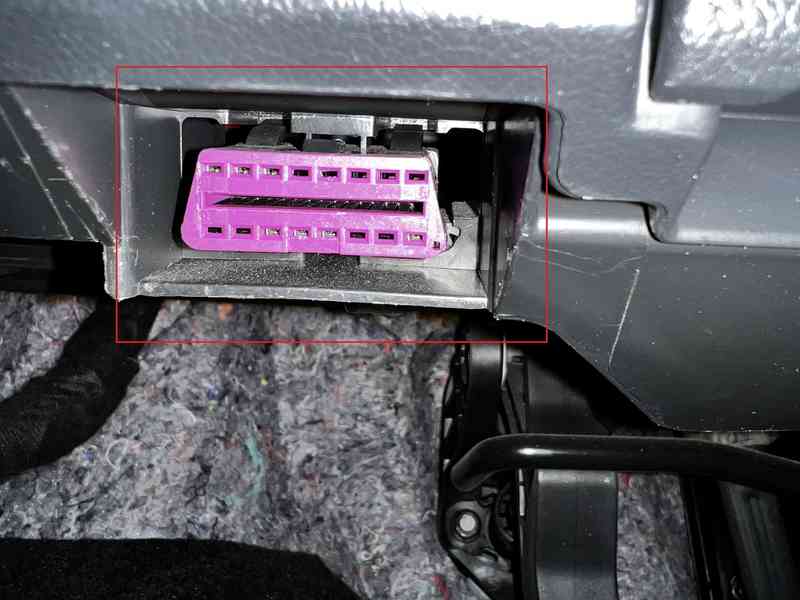 Prise de diagnostic OBD violette sous le tableau de bord d une Volkswagen Polo WRC