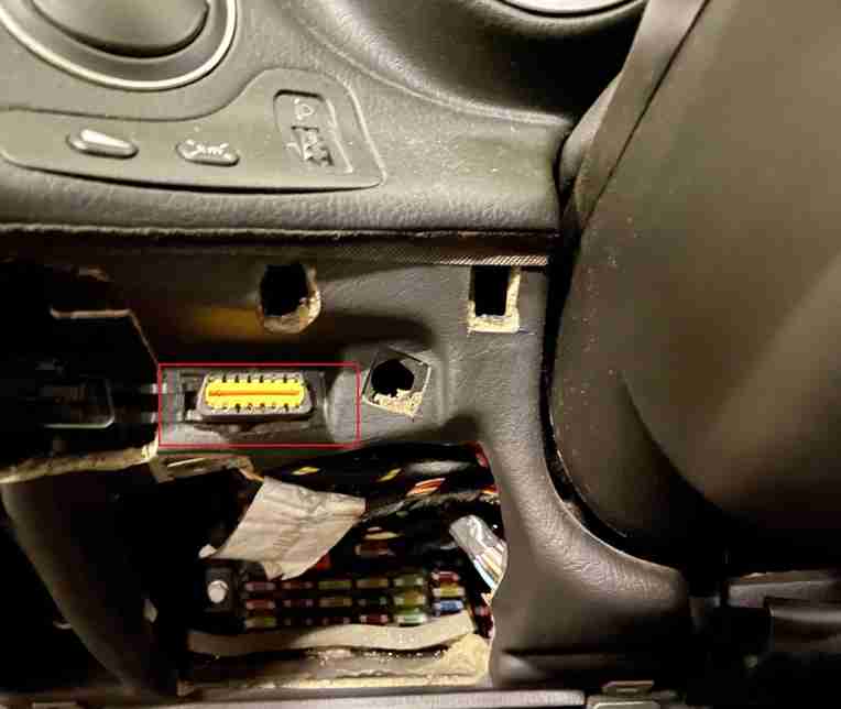 Emplacement de la prise OBD2 de diagnostic sur une Alfa Romeo 156