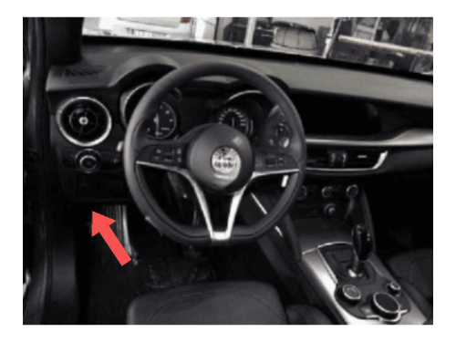 Flèche rouge montrant l emplacement de la prise OBD pour valise de diagnostic sur Alfa Romeo Stelvio