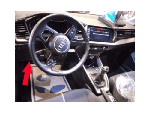 Emplacement de la prise OBD pour valise de diagnostic sur le tableau de bord d une Audi A1 GB
