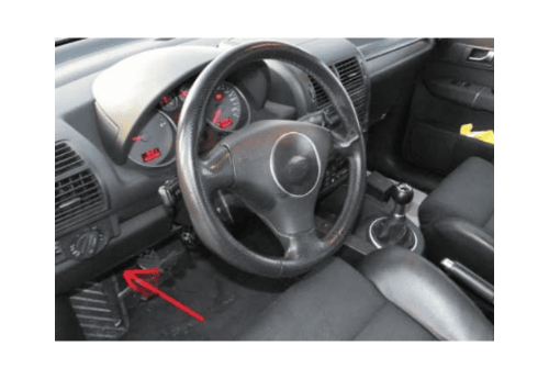 Flèche rouge indiquant l emplacement de la prise OBD pour diagnostic sur Audi A2