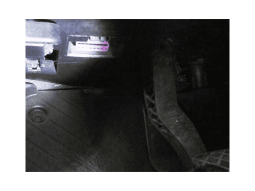 Localisation de la prise de diagnostic OBD2 au dessus du pedalier d une Audi A2