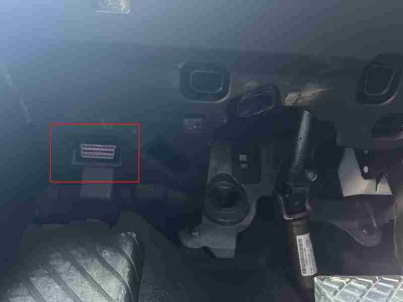 Emplacement de la prise de diagnostic OBD2 sous le tableau de bord d une Audi A4 Allroad