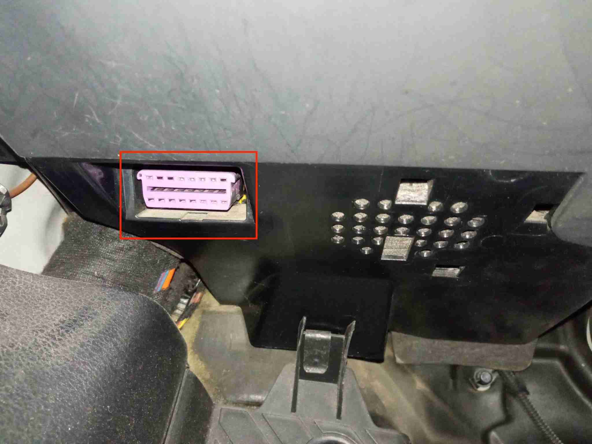 Emplacement de la prise violette de diagnostic OBD2 sous le volant d une Audi A4 B7