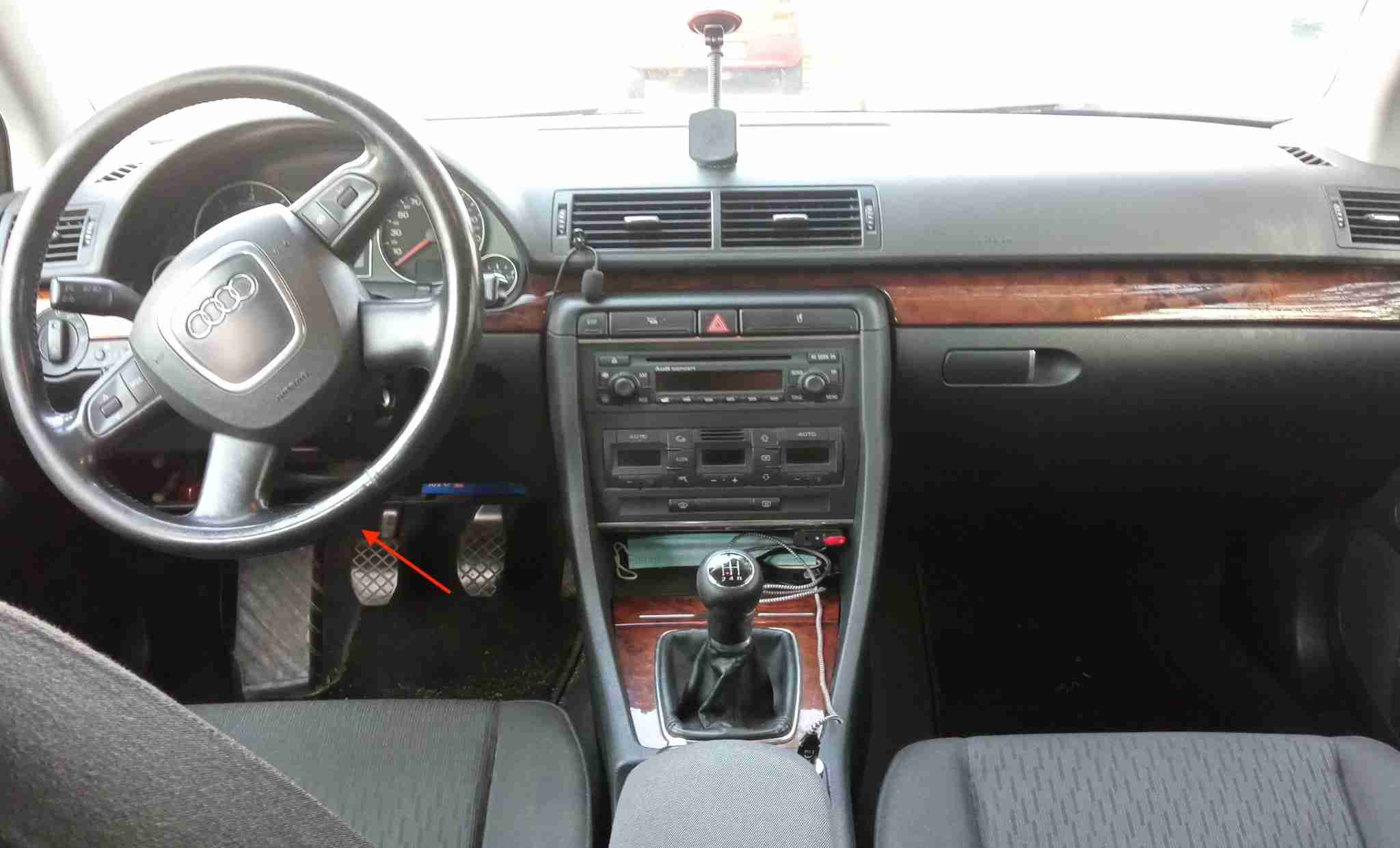 Emplacement de la prise de diagnostic OBD2 sous le volant d une Audi A4 B7